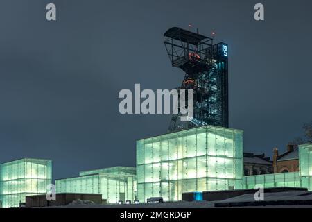 Katowice, Silésie, Pologne - 20 janvier 2023 : vue de nuit sur le musée de Silésie. Tour de puits de mine allégée de l'ancienne mine 'Katowice' et moderne, carré, Banque D'Images