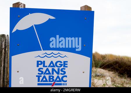 plage sans tabac texte français signifie non-fumeurs signe sur la plage zone non-fumeurs le tabac et les cigarettes sont interdits sur les plages france Banque D'Images