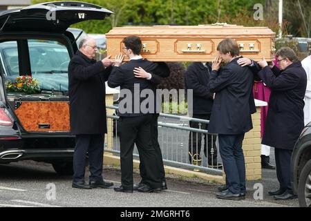 Les pallbearers portent le cercueil de Matthew Healy hors de l'église Sainte Marie à Berrings, Co Cork, après ses funérailles. M. Healy était patient à l'hôpital universitaire Mercy où il est décédé dans les premières heures de dimanche à la suite d'une agression présumée. Date de la photo: Jeudi 26 janvier 2023. Banque D'Images