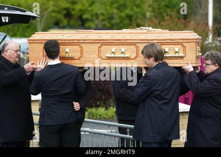 Les pallbearers portent le cercueil de Matthew Healy hors de l'église Sainte Marie à Berrings, Co Cork, après ses funérailles. M. Healy était patient à l'hôpital universitaire Mercy où il est décédé dans les premières heures de dimanche à la suite d'une agression présumée. Date de la photo: Jeudi 26 janvier 2023. Banque D'Images