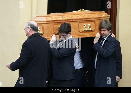 Les pallbearers portent le cercueil de Matthew Healy hors de l'église Sainte Marie à Berrings, Co Cork, après ses funérailles. M. Healy était patient à l'hôpital universitaire Mercy où il est décédé dans les premières heures de dimanche à la suite d'une agression présumée. Date de la photo: Jeudi 26 janvier 2023. Banque D'Images