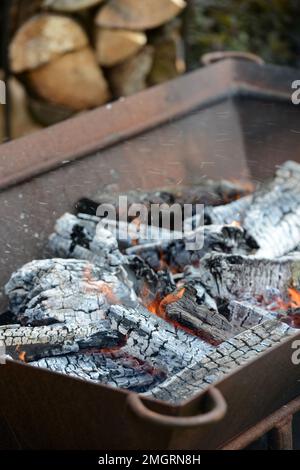 Maison de campagne avec cheminée sur la terrasse. Banque D'Images