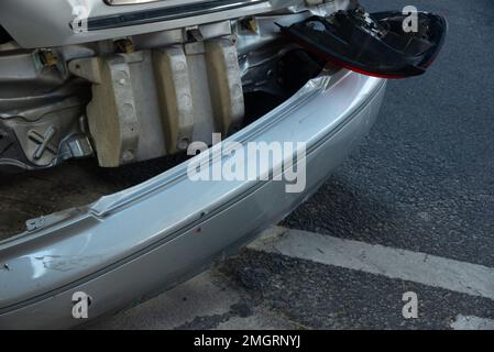 Le pare-chocs arrière de la voiture a été endommagé et le feu arrière est tombé après avoir été heurté par l'arrière. Banque D'Images