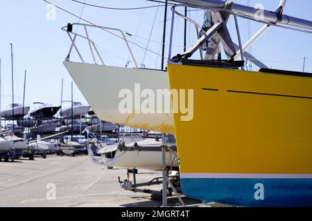 beaucoup de bateaux yachts stockés dans le stockage de bateaux secs en attente de l'entretien des navires Banque D'Images