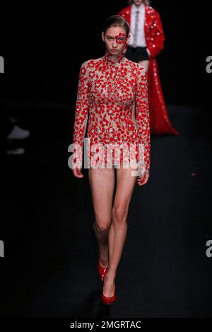 Paris, France. 25th janvier 2023. Un modèle présente une création de Valentino dans le cadre de ses collections Printemps/Eté 2023 haute Couture lors de la semaine de la mode de Paris, à Paris, en France, le 25 janvier 2023. Crédit: Piero Biasion/Xinhua/Alay Live News Banque D'Images