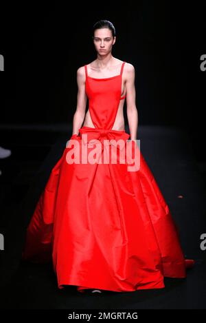 Paris, France. 25th janvier 2023. Un modèle présente une création de Valentino dans le cadre de ses collections Printemps/Eté 2023 haute Couture lors de la semaine de la mode de Paris, à Paris, en France, le 25 janvier 2023. Crédit: Piero Biasion/Xinhua/Alay Live News Banque D'Images