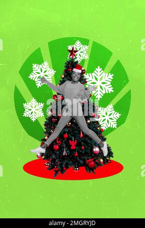 Photo de collage de jeunes sautant air préparation insouciante excitée femme appréciez christmastime vibe près de l'arbre de Noël à feuilles persistantes isolé sur fond vert Banque D'Images