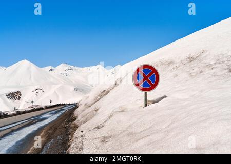 Le panneau routier était presque complètement recouvert de neige. Fortes chutes de neige. Banque D'Images