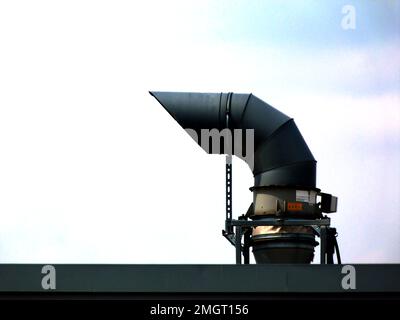 tuyau de ventilation mécanique à col d'oie sur le toit avec attaches et bretelles et solins de parapet en métal. système mécanique de chauffage et de refroidissement. échappement ou admission Banque D'Images