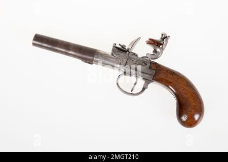 Arme de poing du XIXe siècle pistolet vintage sur fond blanc Banque D'Images