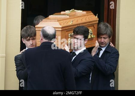 Les pallbearers portent le cercueil de Matthew Healy hors de l'église Sainte Marie à Berrings, Co Cork, après ses funérailles. M. Healy était patient à l'hôpital universitaire Mercy où il est décédé dans les premières heures de dimanche à la suite d'une agression présumée. Date de la photo: Jeudi 26 janvier 2023. Banque D'Images