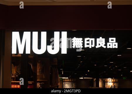 SHANGHAI, CHINE - 26 JANVIER 2023 - les clients magasinent dans un magasin MUJI à Shanghai, Chine, 26 janvier 2023. Banque D'Images