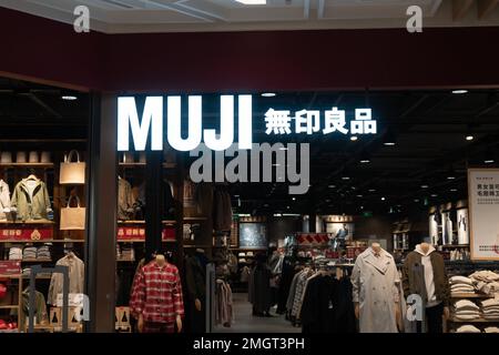 SHANGHAI, CHINE - 26 JANVIER 2023 - les clients magasinent dans un magasin MUJI à Shanghai, Chine, 26 janvier 2023. Banque D'Images