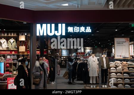 SHANGHAI, CHINE - 26 JANVIER 2023 - les clients magasinent dans un magasin MUJI à Shanghai, Chine, 26 janvier 2023. Banque D'Images