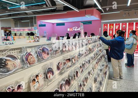 SHANGHAI, CHINE - 26 JANVIER 2023 - les clients, pour la plupart des jeunes filles, achètent des accessoires pour leurs idoles à Park, un micro-magasin, à Shanghai, Chine, J Banque D'Images