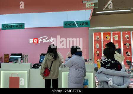 SHANGHAI, CHINE - 26 JANVIER 2023 - les clients, pour la plupart des jeunes filles, achètent des accessoires pour leurs idoles à Park, un micro-magasin, à Shanghai, Chine, J Banque D'Images