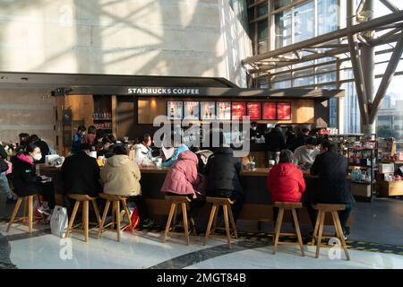 SHANGHAI, CHINE - 26 JANVIER 2023 - Un café Starbucks est rempli de clients qui prennent une pause-café à Shanghai, en Chine, au 26 janvier 2023. Banque D'Images