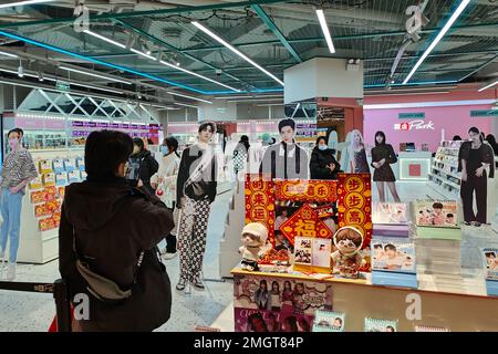 SHANGHAI, CHINE - 26 JANVIER 2023 - les clients, pour la plupart des jeunes filles, achètent des accessoires pour leurs idoles à Park, un micro-magasin, à Shanghai, Chine, J Banque D'Images