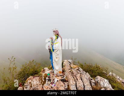 Statue de la Vierge Marie au sommet des Pyrénées, sur le chemin de Saint-Jacques Banque D'Images