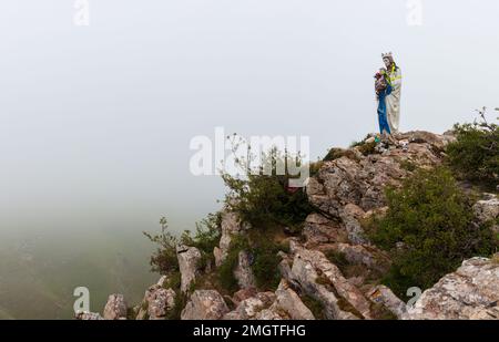 Statue de la Vierge Marie au sommet des Pyrénées, sur le chemin de Saint-Jacques Banque D'Images