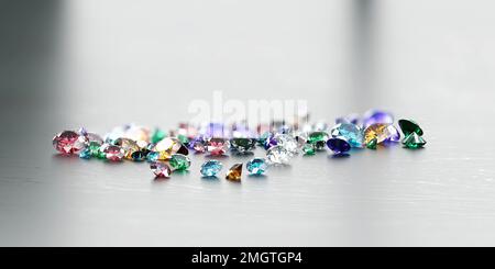 Diamant Gemstones coloré placé sur fond brillant 3D rendu Banque D'Images