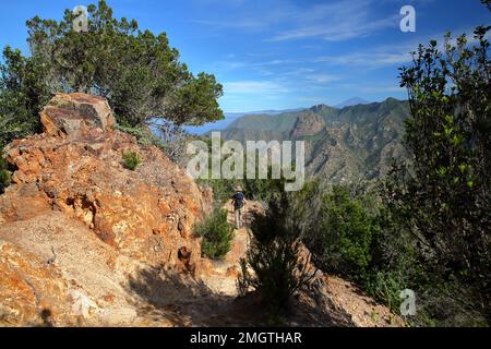 Vue générale de l'île du Nord vers Vallehermoso, la Gomera, îles Canaries, Espagne, avec Roque el Cano et volcan el Teide (île de Ténérife) Banque D'Images