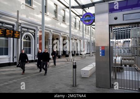 Les personnes sur le nouveau hall devant la gare de Paddington, qui est encore en réaménagement le 9th janvier 2023 à Londres, Royaume-Uni. Paddington, également connu sous le nom de London Paddington, est un terminus ferroviaire et un complexe de stations de métro du centre de Londres, situé sur Praed Street dans le quartier de Paddington. Le site est le terminus de Londres des services fournis par le Great Western Railway et ses successeurs depuis 1838. Banque D'Images