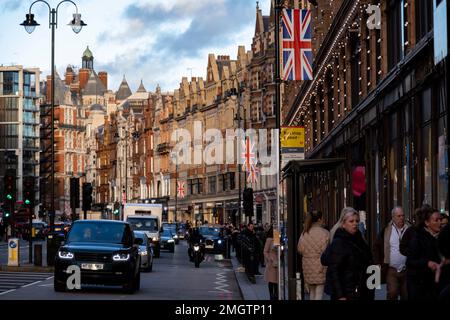 Vue sur la rue sur Brompton Road à l'extérieur du grand magasin Harrods à Knightsbridge le 13th janvier 2023 à Londres, Royaume-Uni. Harrods Limited est un grand magasin situé sur Brompton Road, qui appartient actuellement à l'État du Qatar via son fonds souverain, l'Office d'investissement du Qatar, et est l'un des plus grands et plus célèbres grands magasins du monde. Banque D'Images