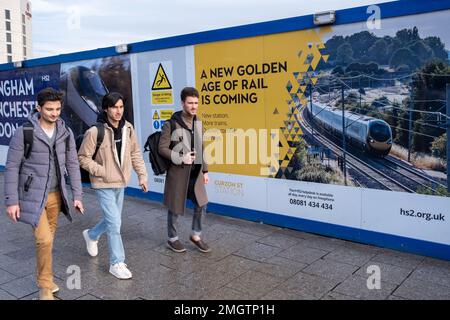 Des canulars promotionnels entourent le chantier de construction alors que les travaux se poursuivent sur la station principale HS2 de Curzon Street le 25th janvier 2023 à Birmingham, au Royaume-Uni. Le Curzon Street MasterPlan couvre une zone de régénération de 141 hectares, axée sur la HS2 Curzon Street station dans le centre-ville de Birmingham, combiné à environ 700 millions d'investissements dans la région environnante, y compris de nouvelles maisons et des développements commerciaux. High Speed 2 est un chemin de fer à grande vitesse en partie prévu au Royaume-Uni avec sa première phase dans les premières étapes de la construction, la deuxième phase est encore à recevoir Banque D'Images