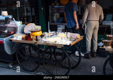 Vue sur la boutique vendant la roue à fromage à Naschmarkt, Vienne, Autriche où l'on peut acheter toutes sortes de spécialités artisanales. Banque D'Images