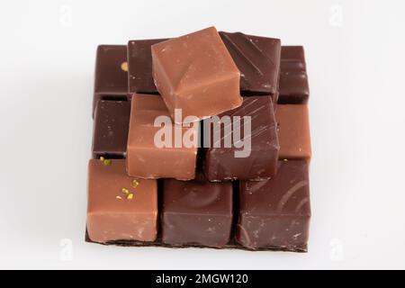 variété de pralines de chocolat artisanales fines dans la vue de pyramide sur fond blanc Banque D'Images