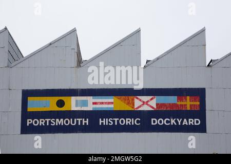 Panneau Portsmouth Dockyard avec et bateaux Banque D'Images