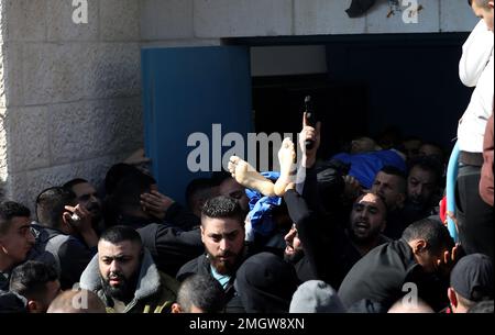 Djénine, Territoires palestiniens. 26th janvier 2023. Les Palestiniens portent les corps des victimes tuées lors d'un raid israélien dans le camp de réfugiés de Djénine, en Cisjordanie, lors de leur cortège funéraire dans la ville de Djénine. Neuf personnes ont été tuées dans une opération militaire israélienne à Djénine, selon des sources palestiniennes. Credit: Ayman Nobani/dpa/Alay Live News Banque D'Images