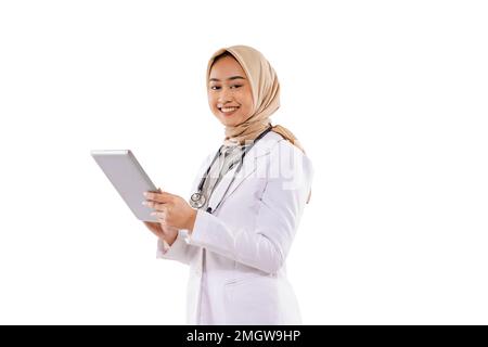un médecin avec hijab apporter la tablette à sa main et sourire Banque D'Images
