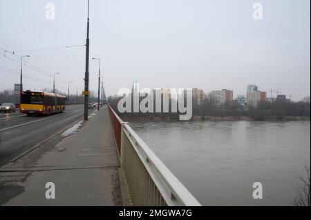 Varsovie, Pologne. 25th janvier 2023. La circulation est visible sur le pont de Slasko-Dabrowski au-dessus de la Vistule avec le quartier de Praga vu en arrière-plan à Varsovie, en Pologne, le 26 janvier 2022. Plus de 500 idées ont été soumises par les citoyens pour le budget annuel participatif de la ville de Varsovie. Chaque année depuis 2015, les citoyens ont la possibilité de présenter des propositions de projets tant qu'ils sont soutenus par au moins 20 autres habitants. (Photo de Jaap Arriens/Sipa USA) crédit: SIPA USA/Alay Live News Banque D'Images