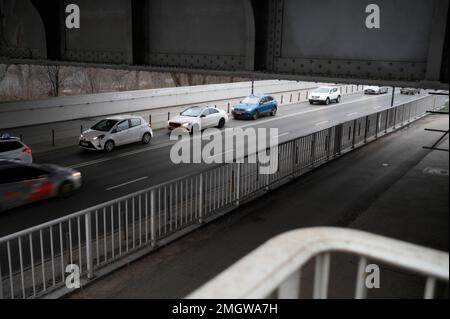 Varsovie, Pologne. 25th janvier 2023. La circulation est visible sous le pont Slasko-Dabrowski sur la rive droite de la Vistule à Varsovie, en Pologne, le 26 janvier 2022. Plus de 500 idées ont été soumises par les citoyens pour le budget annuel participatif de la ville de Varsovie. Chaque année depuis 2015, les citoyens ont la possibilité de présenter des propositions de projets tant qu'ils sont soutenus par au moins 20 autres habitants. (Photo de Jaap Arriens/Sipa USA) crédit: SIPA USA/Alay Live News Banque D'Images