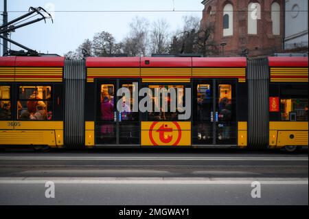 Varsovie, Pologne. 25th janvier 2023. Les gens sont vus dans un tramway très fréquenté à Varsovie, en Pologne, le 26 janvier 2022. Plus de 500 idées ont été soumises par les citoyens pour le budget annuel participatif de la ville de Varsovie. Chaque année depuis 2015, les citoyens ont la possibilité de présenter des propositions de projets tant qu'ils sont soutenus par au moins 20 autres habitants. (Photo de Jaap Arriens/Sipa USA) crédit: SIPA USA/Alay Live News Banque D'Images