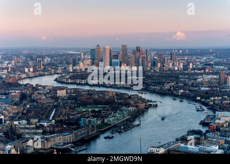 Vue sur la Tamise et Canary Wharf au coucher du soleil depuis Shard, Londres, Royaume-Uni. Banque D'Images