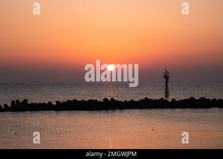 Voir le lever du soleil depuis un site de camping au bord de l'eau Banque D'Images