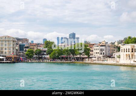 Quai d'Ortakoy, vieille ville, quartier de Besiktas d'Istanbul, Turquie Banque D'Images