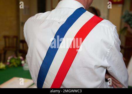 retour homme vue sur le maire français de la ville lors d'une célébration officielle à l'hôtel de ville de france Banque D'Images