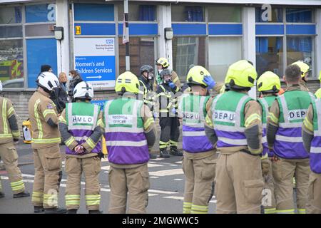 Un incident chimique a laissé des personnes ayant besoin d'un traitement dans Le Rayon A&E de l'hôpital général de Watford. Services de décontamination d'urgence sur les lieux. Rapports d'une petite explosion 11am 26th janvier 2023 quatre moteurs d'incendie et une unité de décontamination ont été envoyés après que les fumées auraient « causé des problèmes au personnel » emmenées à l'unité d'accident et d'urgence et que la zone immédiate ait été évacuée. https://www.watnews.uk/fire-engines-pile-outside-watford-general-hospital/ vidéo complète https://www.newsflare.com/video/540085/chemical-leak-at-watford-general-hospital-england WatNews.uk 01923 904253 Banque D'Images