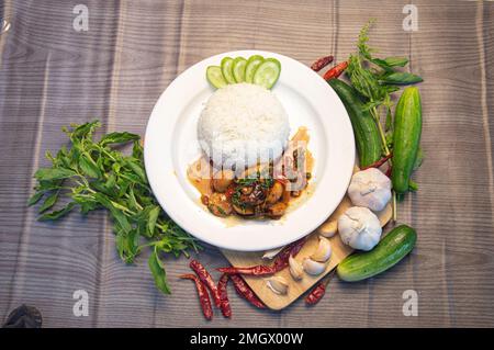 Basilic sauté, boules de poisson, cuisine thaïlandaise, cuisine thaï, cuisine thaï originale Banque D'Images