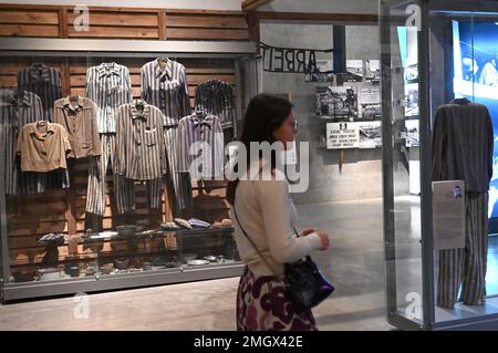 Jérusalem, Israël. 26th janvier 2023. Un touriste regarde les uniformes portés par les Juifs dans les camps de concentration exposés au Musée de l'Holocauste Yad Vashem à Jérusalem, un jour avant la Journée internationale de commémoration de l'Holocauste, jeudi, 26 janvier 2023. La Journée internationale de commémoration de l'Holocauste commémore les six millions de Juifs assassinés par l'Allemagne nazie pendant la Seconde Guerre mondiale Photo de Debbie Hill/ Credit: UPI/Alay Live News Banque D'Images