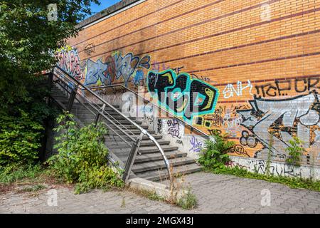 A quelques pas du pont Neue Späthbrücke à Baumschulenweg, Treptow-Köpenick, Berlin. Mur recouvert de graffitis Banque D'Images