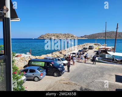 Plaka, Crète, Grèce - 10 octobre 2022 : des personnes non identifiées sur la jetée attendent la navette pour l'ancienne forteresse vénitienne Spinalonga, jusqu'en 1957 utilisé comme un le Banque D'Images