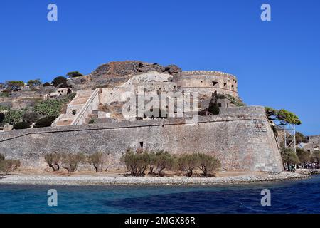 Plaka, Crète, Grèce - 10 octobre 2022 : des touristes non identifiés visitent l'ancienne forteresse vénitienne Spinalonga, autrefois utilisée comme station de lépreur, maintenant une pop Banque D'Images