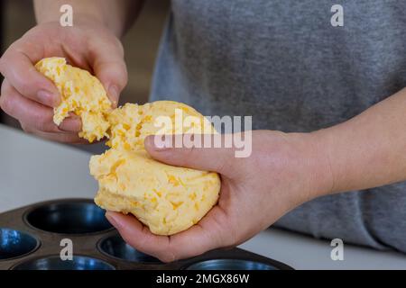 Il y a une collation brésilienne traditionnelle faite avec des petits pains au fromage appelés chipa, qui sont traditionnellement préparés à la maison puis cuits. Banque D'Images