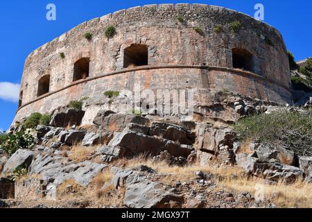 Grèce, Crète, bâtiments construits en pierre dans l'ancienne forteresse vénitienne Spinalonga, jusqu'en 1957 utilisé comme station de leper, maintenant une destination touristique populaire Banque D'Images