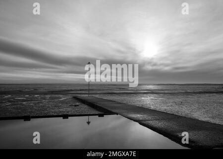 Image en noir et blanc de Bell Wharf Beach à Leigh-on-Sea, Essex, Angleterre, Royaume-Uni, en hiver Banque D'Images